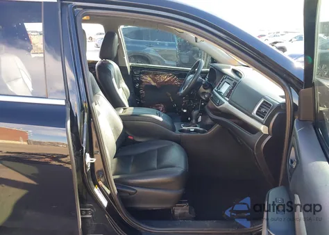 2019 Toyota Highlander Le z USA, uszkodzony, nr VIN 5TDZZRFH7KS299985